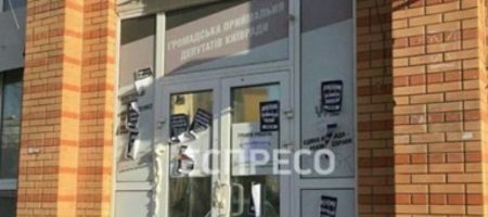 Неизвестный замуровал монтажной пеной дверь в приемную депутатов Киевсовета
