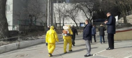 Киев заполонили люди в спецкостюмах для защиты от коронавируса: что происходит? ФОТО