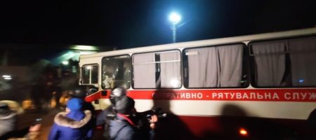 Автобусы с эвакуированными прибыли в Новые Санжары, их там встретили камнями (ВИДЕО)