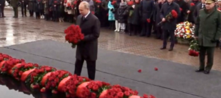 Недобрый знак: Путин у памятника уронил две гвоздики. ФОТО