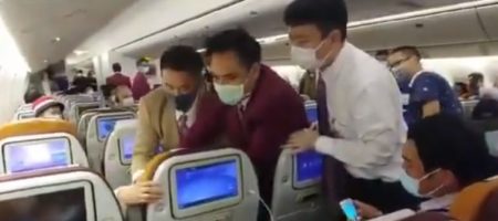 Жесткий "замес" в самолете: китаянка кашляла на стюардессу и дралась с членами экипажа. ВИДЕО