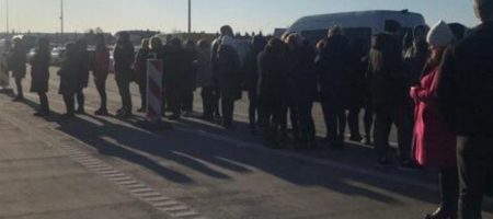 Тысячи украинцев оказались в "ловушке" на границе: красноречивые фото