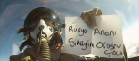 Пилот истребителя Турции вылетел на бомбежку с плакатом о сексуальном насилии над россиянами