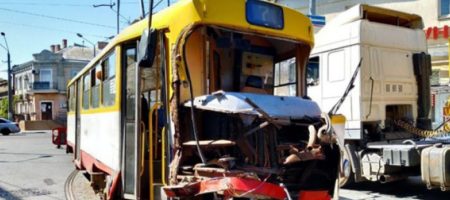 Серьезное ДТП в Одессе: трамвай врезался в фуру