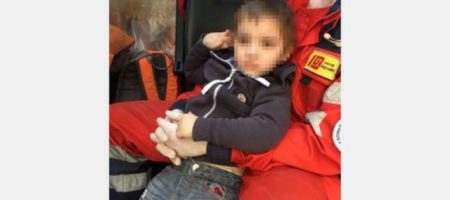 Босой и в памперсе: в Харькове нашли на улице двухлетнего малыша