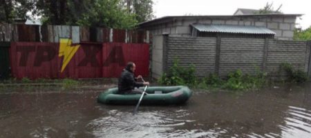 Проливной дождь натворил беды в Харькове: жителям пригодились лодки. ФОТО