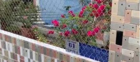 Вьетнамец облицевал свой забор вместо плитки «айфонами». ВИДЕО