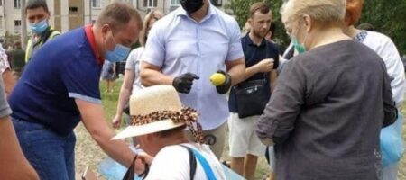 PR-акция на крови: Тищенко опозорился принеся лимоны жертвам обрушившегося дома ФОТО