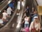"Вируса нет!" Женщины с метлами в метро Киева требовали снимать маски (ВИДЕО)