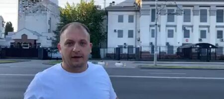 Мэр Конотопа сжег российский флаг под посольством РФ и записал обращение ватнику Шарию ВИДЕО