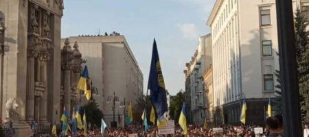 В центре Киева протестуют против перемирия на Донбассе