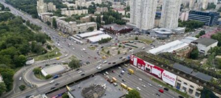 В Сети – волна гнева на водителей, которые ездили в Киеве по свежеуложенному асфальту (ВИДЕО)