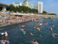 В российском Сочи люди в купальниках отличились массовой дракой (ВИДЕО)