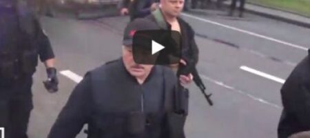 В Минске силовики встретили овациями Лукашенко с автоматом (ВИДЕО)