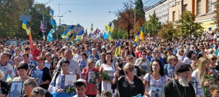 В Киеве начался многотысячный Марш защитников Украины