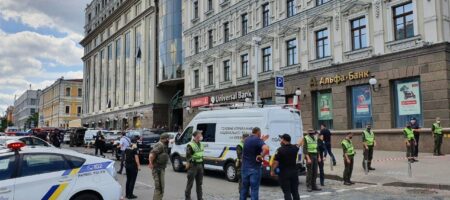 В Киеве террорист захватил банк с заложниками: угрожает взорвать весь ТЦ (ПОДРОБНОСТИ + ВИДЕО)