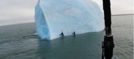 В океане перевернулся айсберг с находящимися на нем людьми (ВИДЕО)