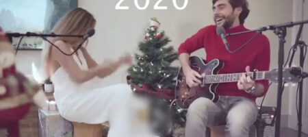 Популярная 27-летняя певица записывала новогоднее видео, не подозревая, что сзади уже полыхают её волосы