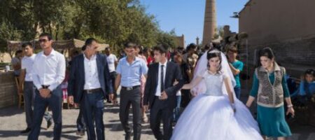 Решили проверить девственность при всех: в Узбекистане жестоко обошлись с юной невестой