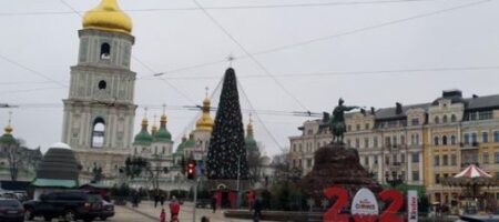 Главная елка Киева сменила головной убор