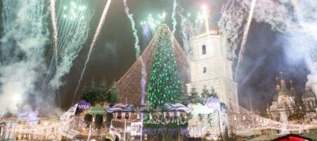 Скандальная киевская елка - в топе лучших в Европе: фото всех новогодних красавиц