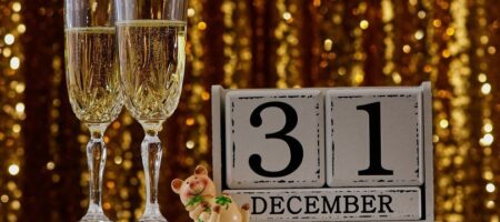 Ресторанам и кафе разрешили в Новый год работать: до скольки часов?