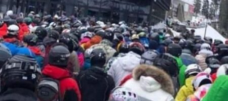Можно Зеленскому - можно всем: толпы отдыхающих штурмуют подъемники на горнолыжном курорте