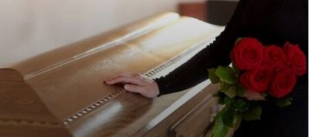 Открыла глаза и начала дышать: женщина ожила на своих похоронах