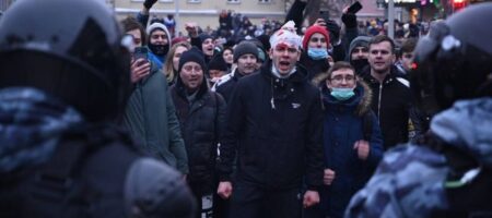 Протесты в России: неизвестный отправил силовика в нокаут и скрылся в толпе (ВИДЕО)