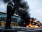 В Нидерландах протестующие сожгли центр тестирования на COVID-19
