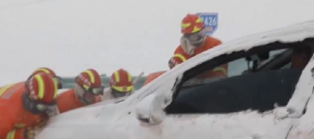 В снежный плен попали десятки машин (ВИДЕО)
