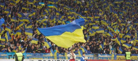 Лозунг "Слава Украине! Героям слава!" стал официальным девизом украинских футболистов