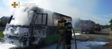 В Харькове на ходу загорелась маршрутка с пассажирами (ВИДЕО)