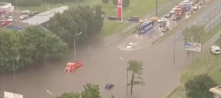 Затопленное метро и упавший кран: Москву накрыл "супер ливень" (ВИДЕО)