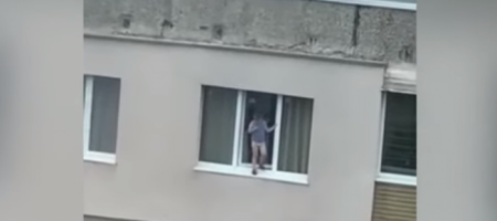 В Мариуполе ребенок едва не выпал из окна на девятом этаже (ВИДЕО)