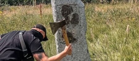 Активисты снесли восстановленный "памятник дружбы с русским народом"