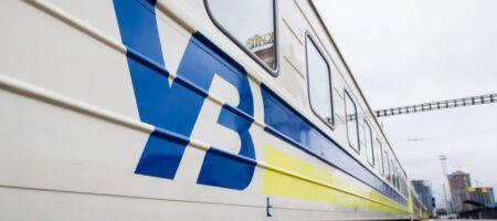 Укрзализныця угодила в новый скандал: пассажирам продали билеты на места, которых нет в поезде