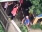 В России во дворе частного дома связанных девушек отхлестали крапивой (ВИДЕО)
