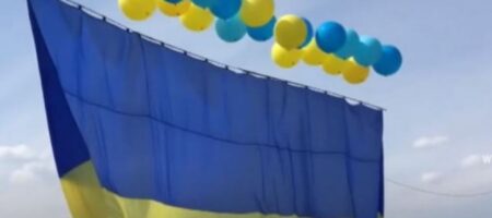 В Москве камеры засняли полет флага Украины над Кремлем (ВИДЕО)