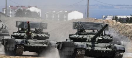 Россия готовится к ударам Javelin ВС Украины и завезла в Севастополь танки "Т-72Б3"