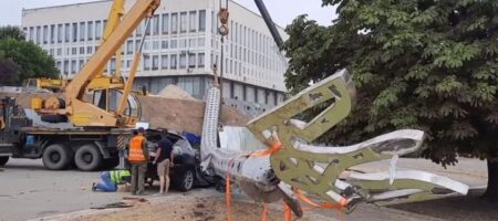 В Херсоне рухнул самый высокий флагшток: раздавил автомобиль в хлам (ВИДЕО)