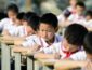 Китайским школьникам начали вшивать чипы в форму