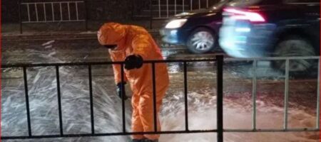 ЧП во Львове: на дороге забил семиметровый фонтан (ВИДЕО)