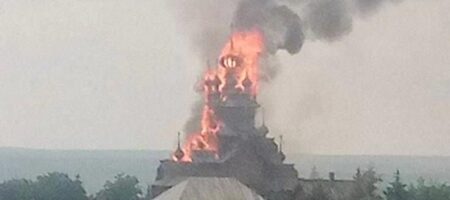 У Святогірську горить найбільший дерев'яний храм України