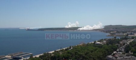 Біля Кримського мосту щось сильно димить: окупанти плутаються з поясненнями