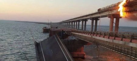 Окупанти відновлюють рух Кримським мостом, люди розбирають продукти