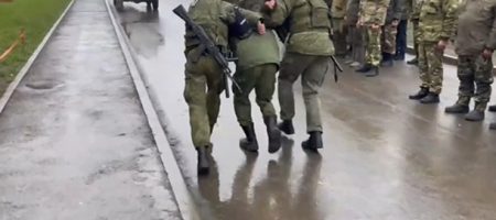 У РФ демонстративно затримали двох солдатів за відмову їхати на війну