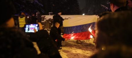 На акції до дня незалежності Фінляндії ультраправі спалили російський прапор