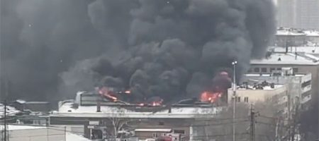 У Москві велика пожежа – обвалився дах, залучили авіацію