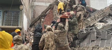 Внаслідок землетрусу у Туреччині загинули 912 осіб, понад 5 тисяч поранені